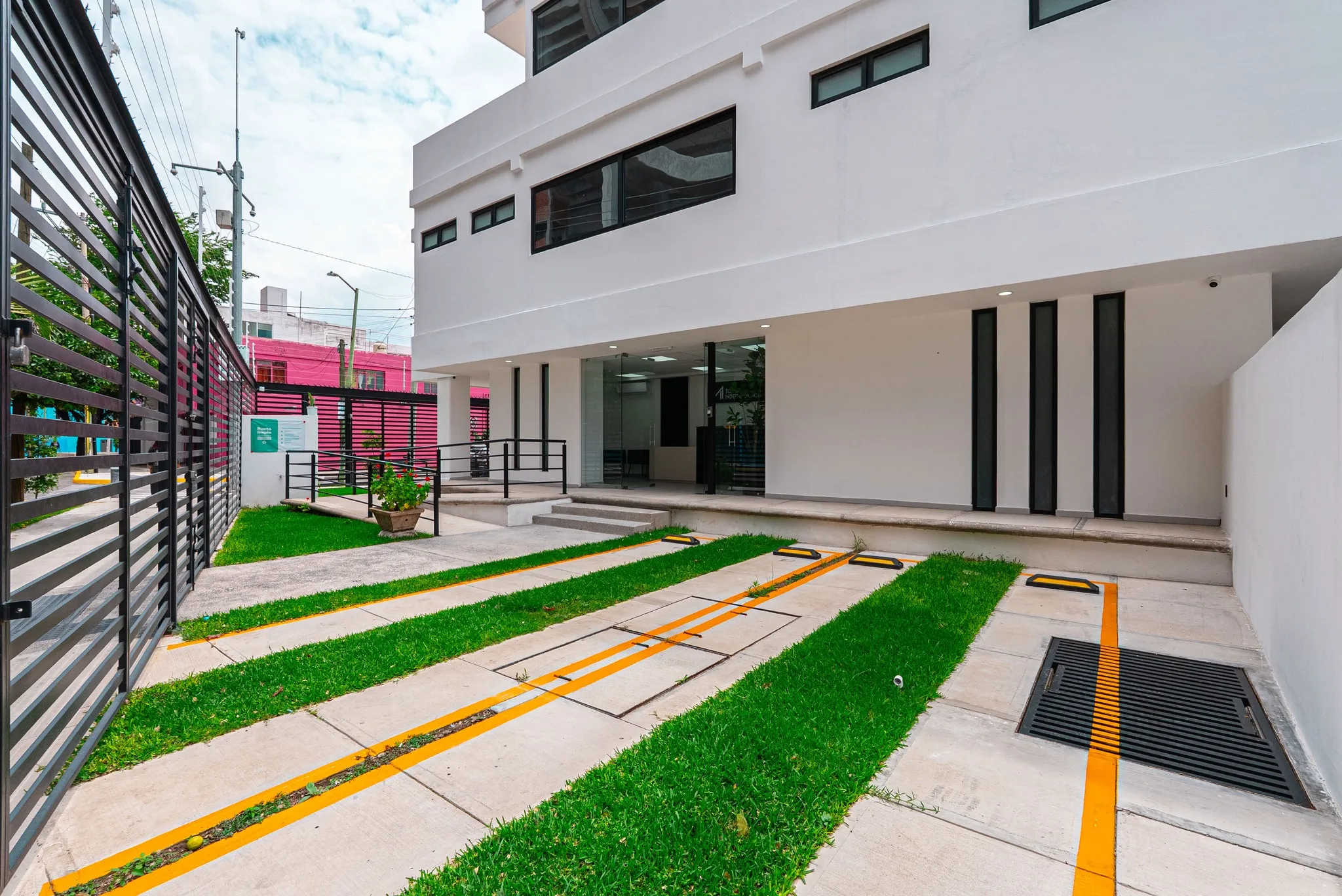 Fachada de las instalaciones