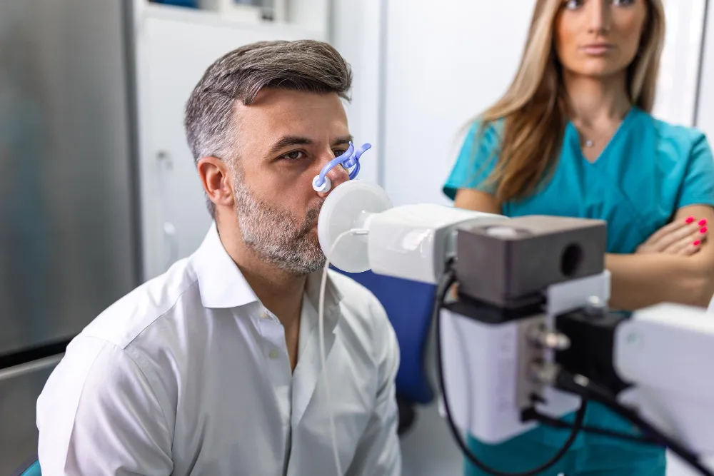 Paciente realizando una espirometría